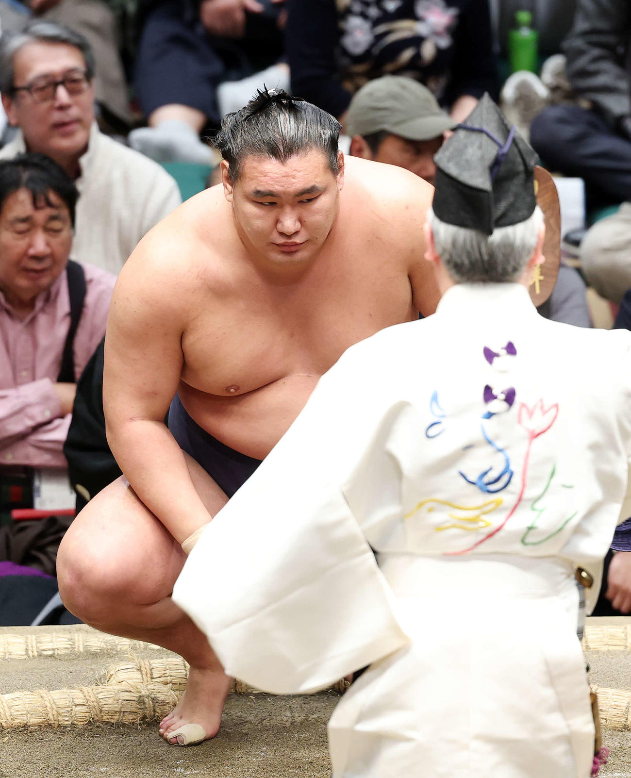 隆の勝をはたき込みで破り勝ち名乗りを受ける豊昇龍（撮影・鈴木正人）