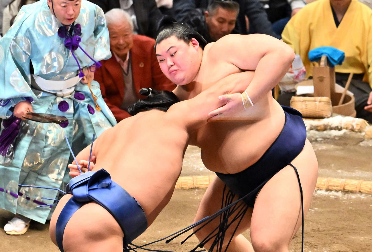 大の里（右）は若隆景を攻める（撮影・滝沢徹郎）