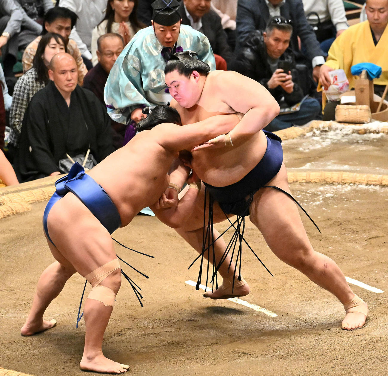 大の里（右）は若隆景を攻める（撮影・滝沢徹郎）