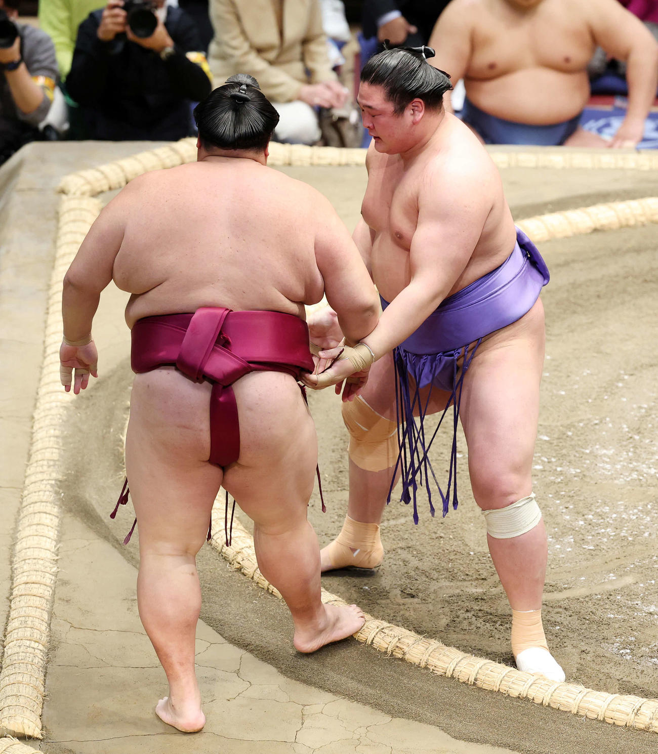 御嶽海（左）を寄り切りで破った欧勝海（撮影・鈴木正人）