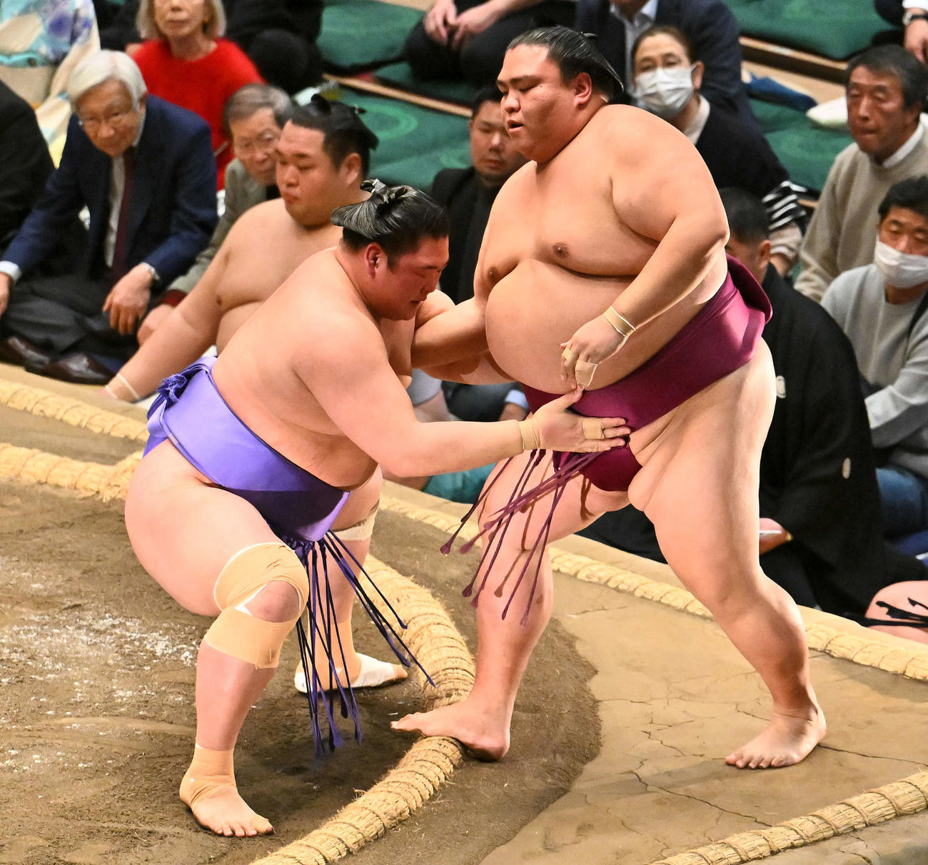 欧勝海（左）は御嶽海を寄り切りで破る（撮影・滝沢徹郎）