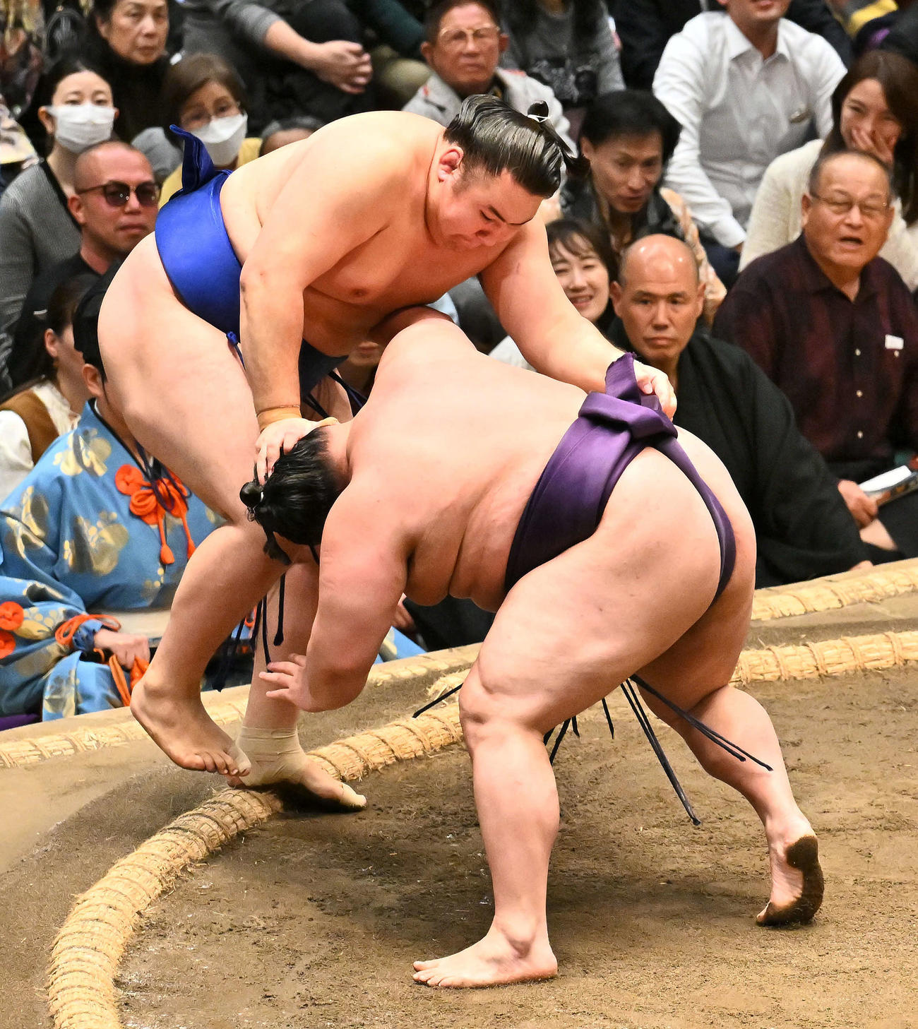 欧勝馬（左）は美ノ海に押し出しで敗れる（撮影・滝沢徹郎）