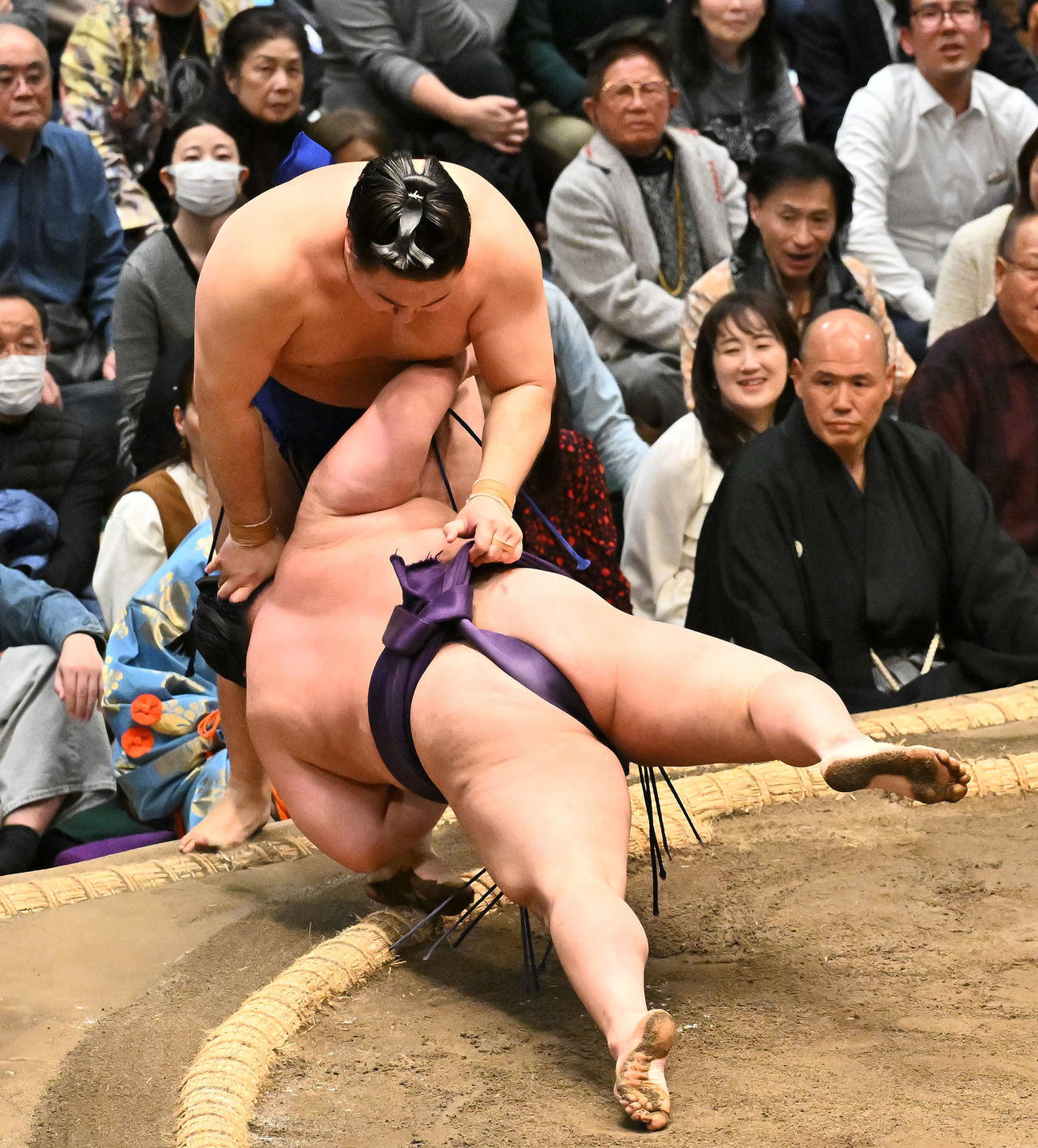 欧勝馬（後方）は美ノ海に押し出しで敗れる（撮影・滝沢徹郎）