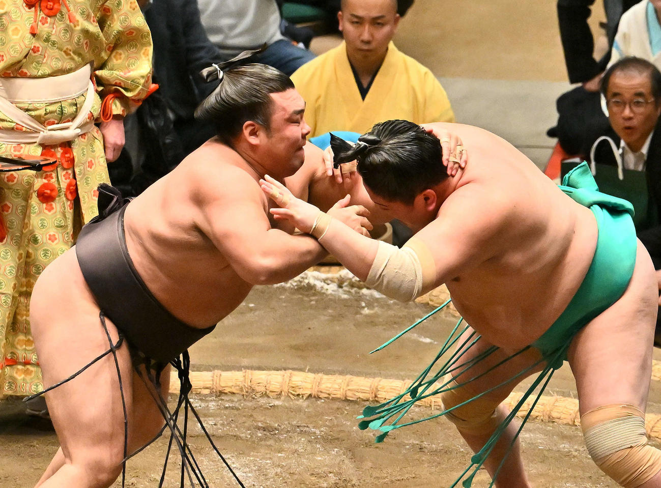 霧島（左）は一山本を攻める（撮影・滝沢徹郎）