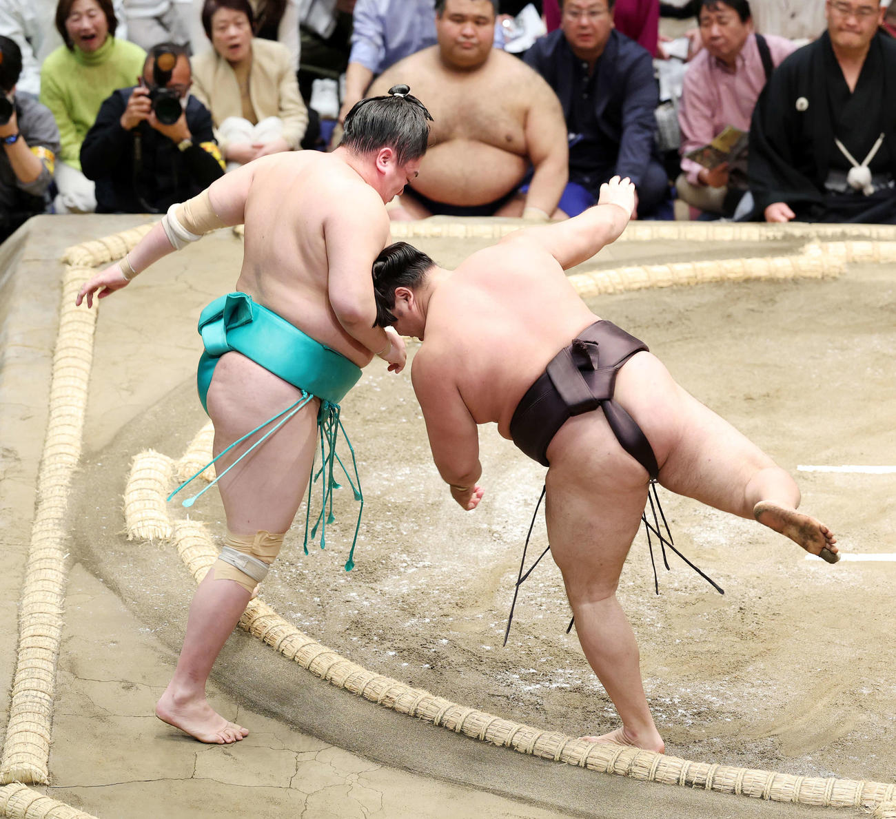 一山本（左）を押し出しで破る霧島（撮影・鈴木正人）