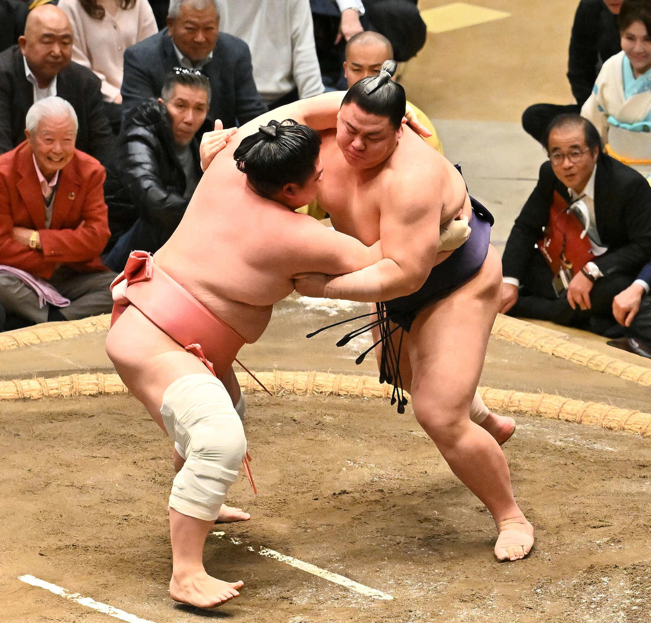義ノ富士（右）は宇良を攻める（撮影・滝沢徹郎）