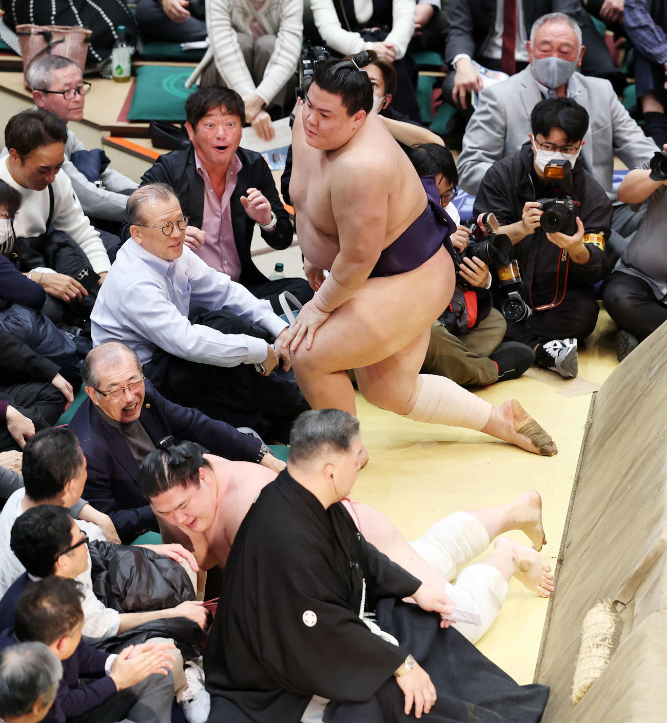 宇良（下）を押し倒しで破った義ノ富士（撮影・鈴木正人）