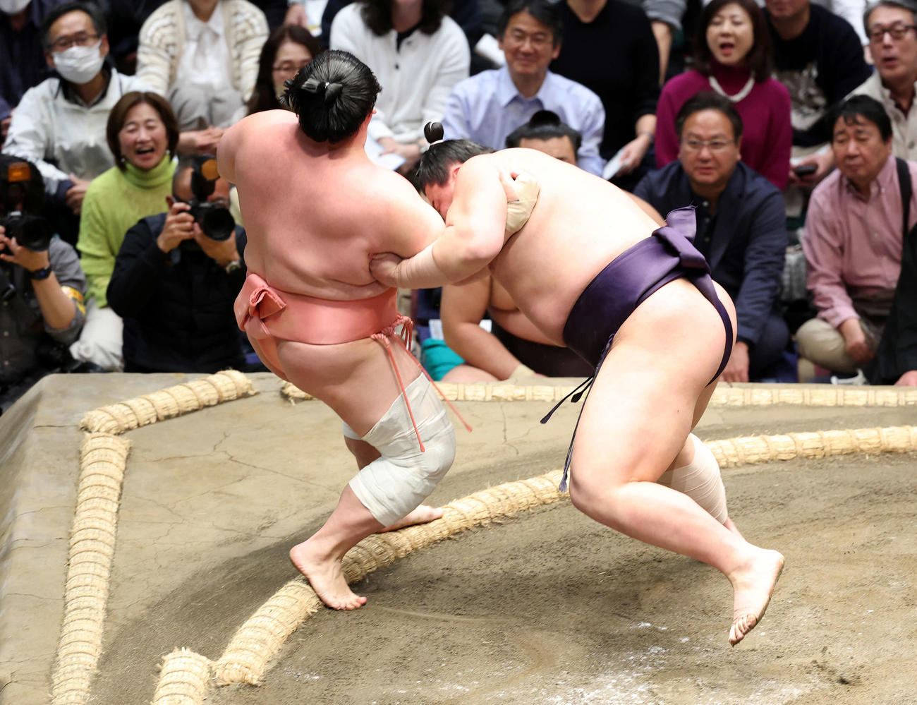 宇良（左）を押し倒しで破る義ノ富士（撮影・鈴木正人）