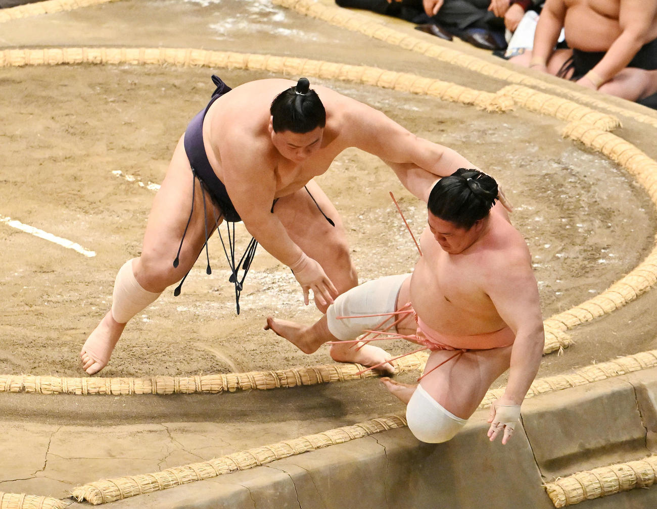 義ノ富士（左）は宇良を押し倒しで破る（撮影・滝沢徹郎）