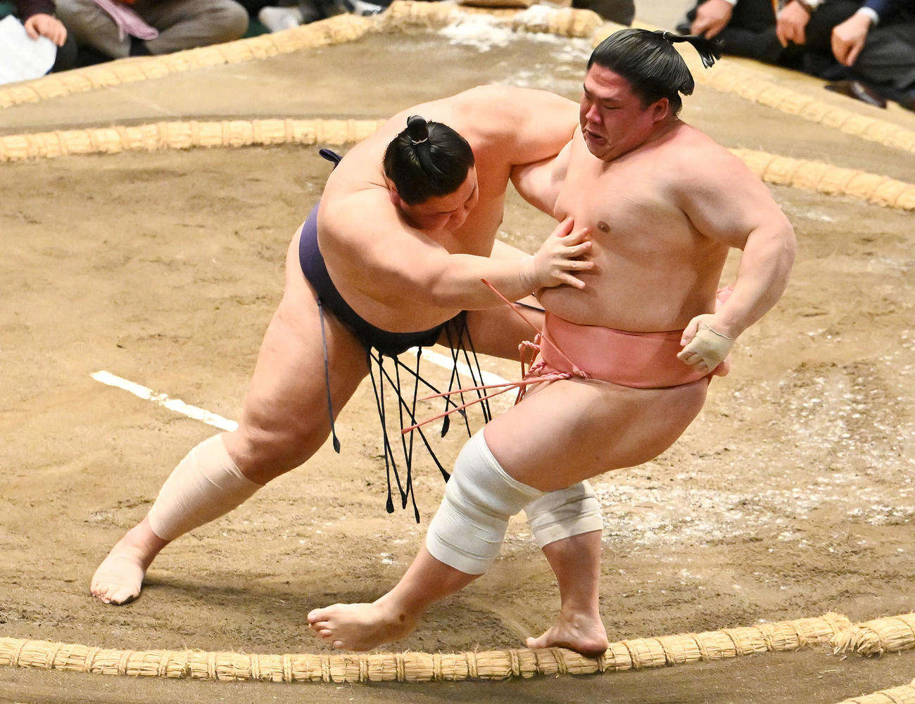 義ノ富士（左）は宇良を押し倒しで破る（撮影・滝沢徹郎）