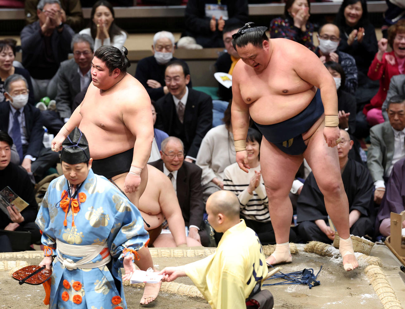 玉鷲（右）を寄り切りで破った伯乃富士（撮影・鈴木正人）