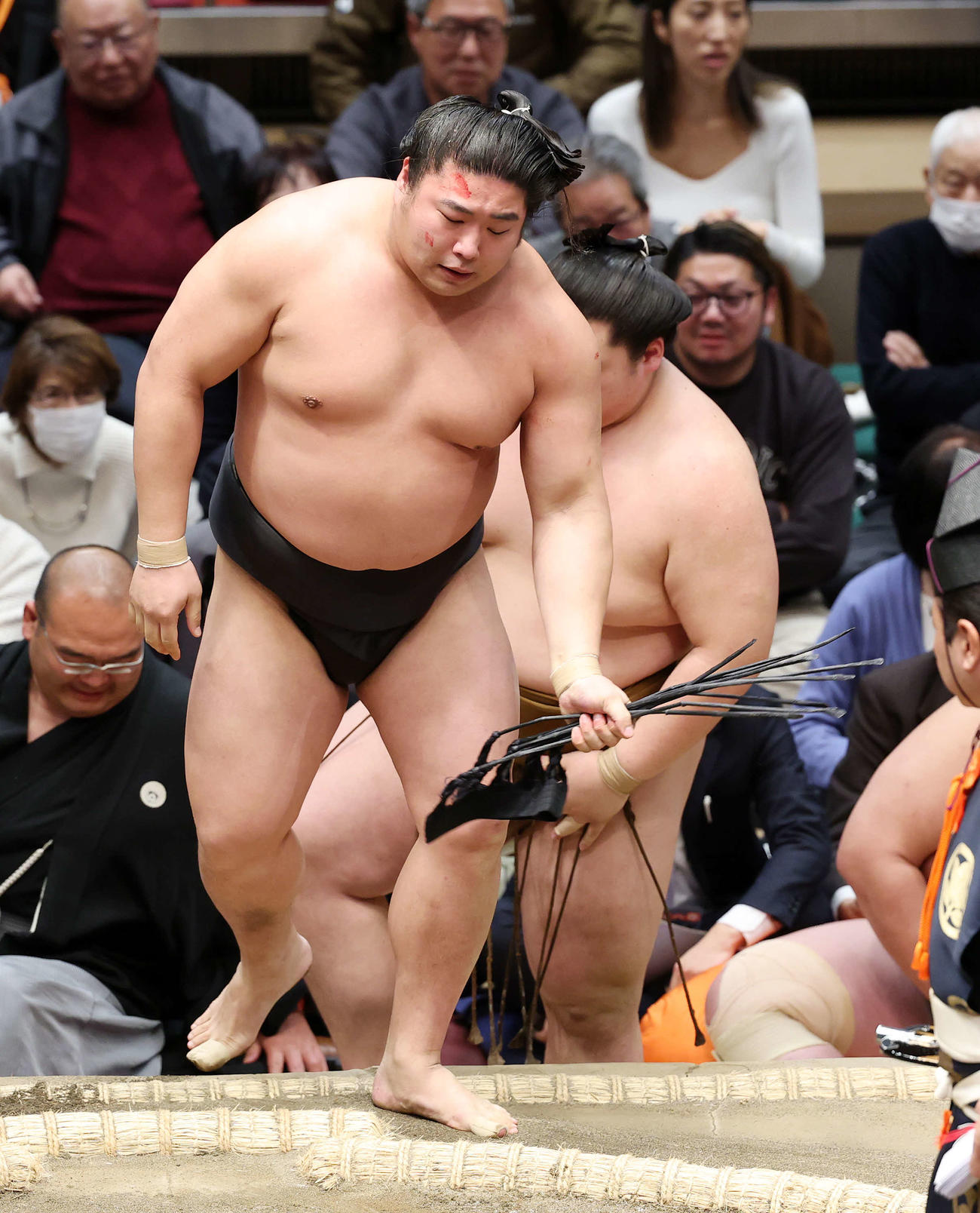 王鵬（後方）をうっちゃりで破った若元春（撮影・鈴木正人）