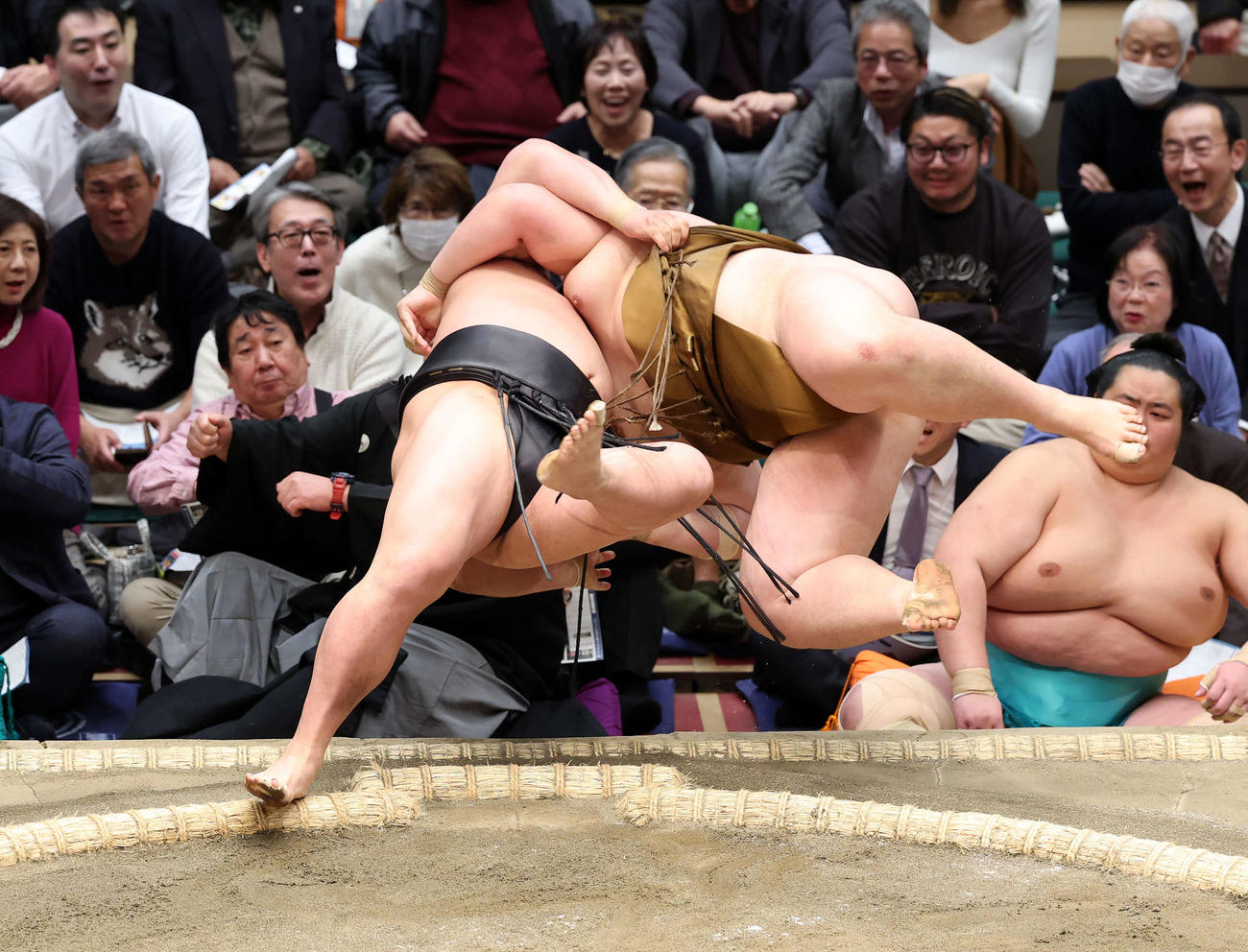 王鵬（右）をうっちゃりで破る若元春（撮影・鈴木正人）