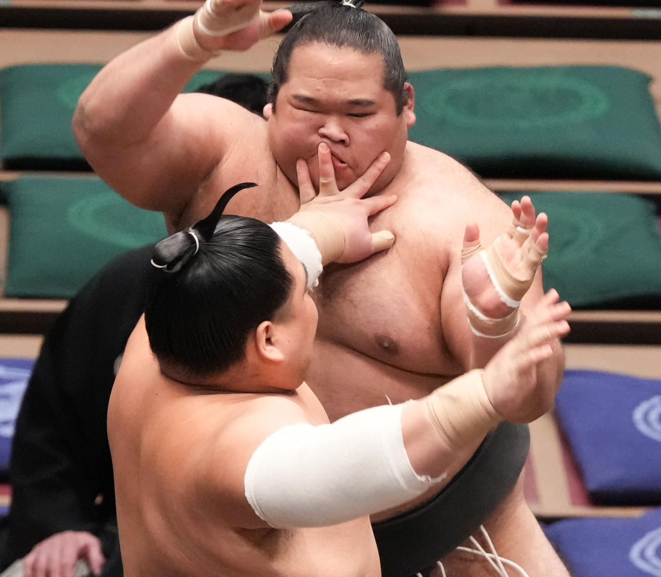 美富士（手前）の攻めをこらえる生田目（撮影・小沢裕）