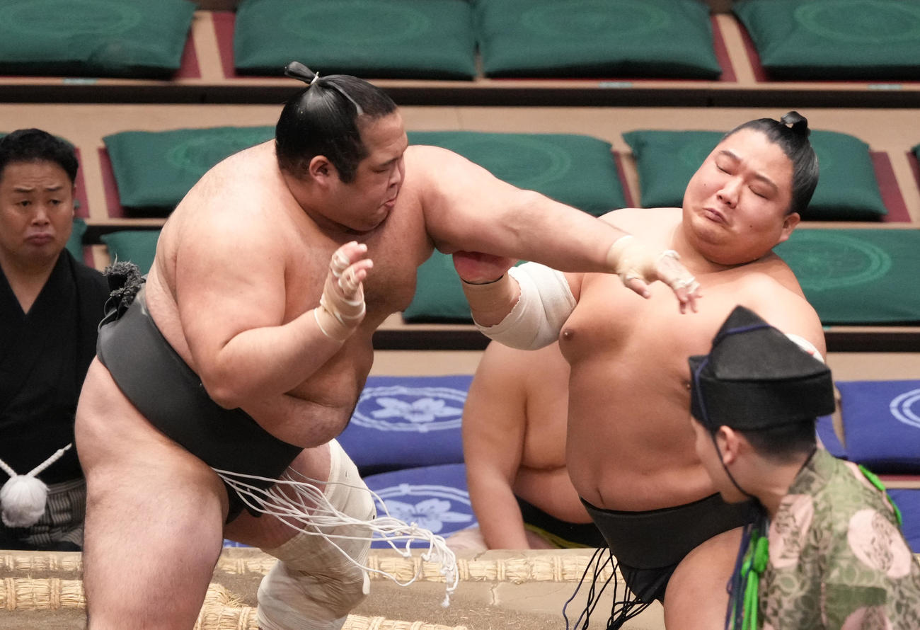 美富士（右）を攻める生田目（撮影・小沢裕）