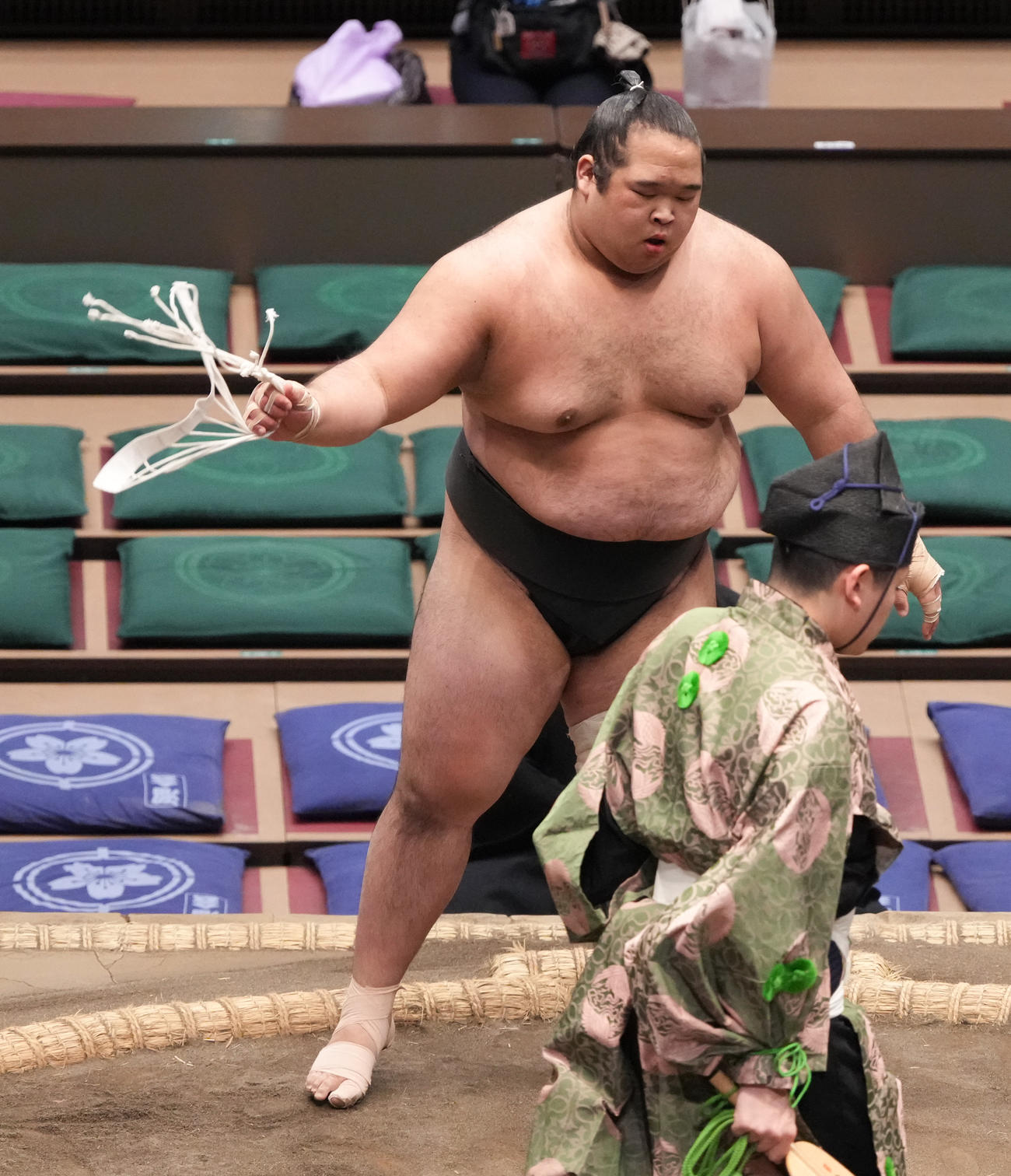 美富士（右）を突き出しで破りさがりを外す生田目（撮影・小沢裕）