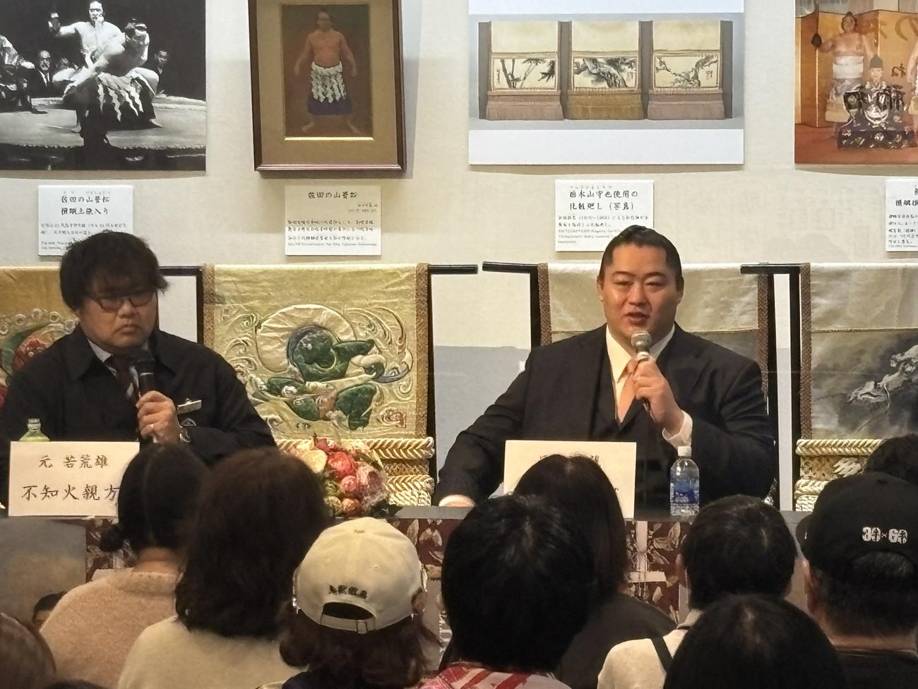 トークショーに参加した不知火親方（左）と北陣親方（撮影・勝部晃多）