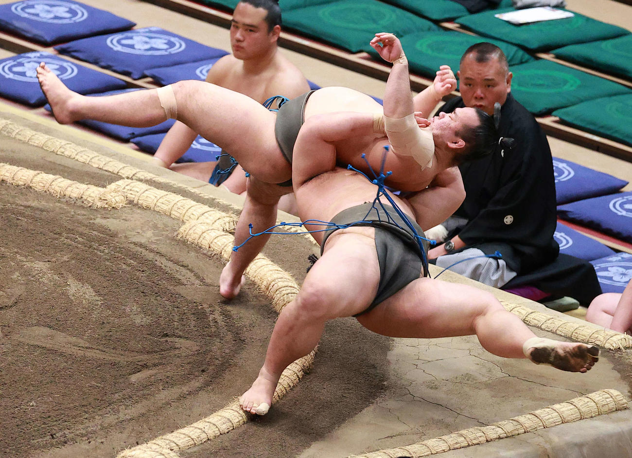 悠錦（右）を居反りで破る朝気龍（撮影・中島郁夫）