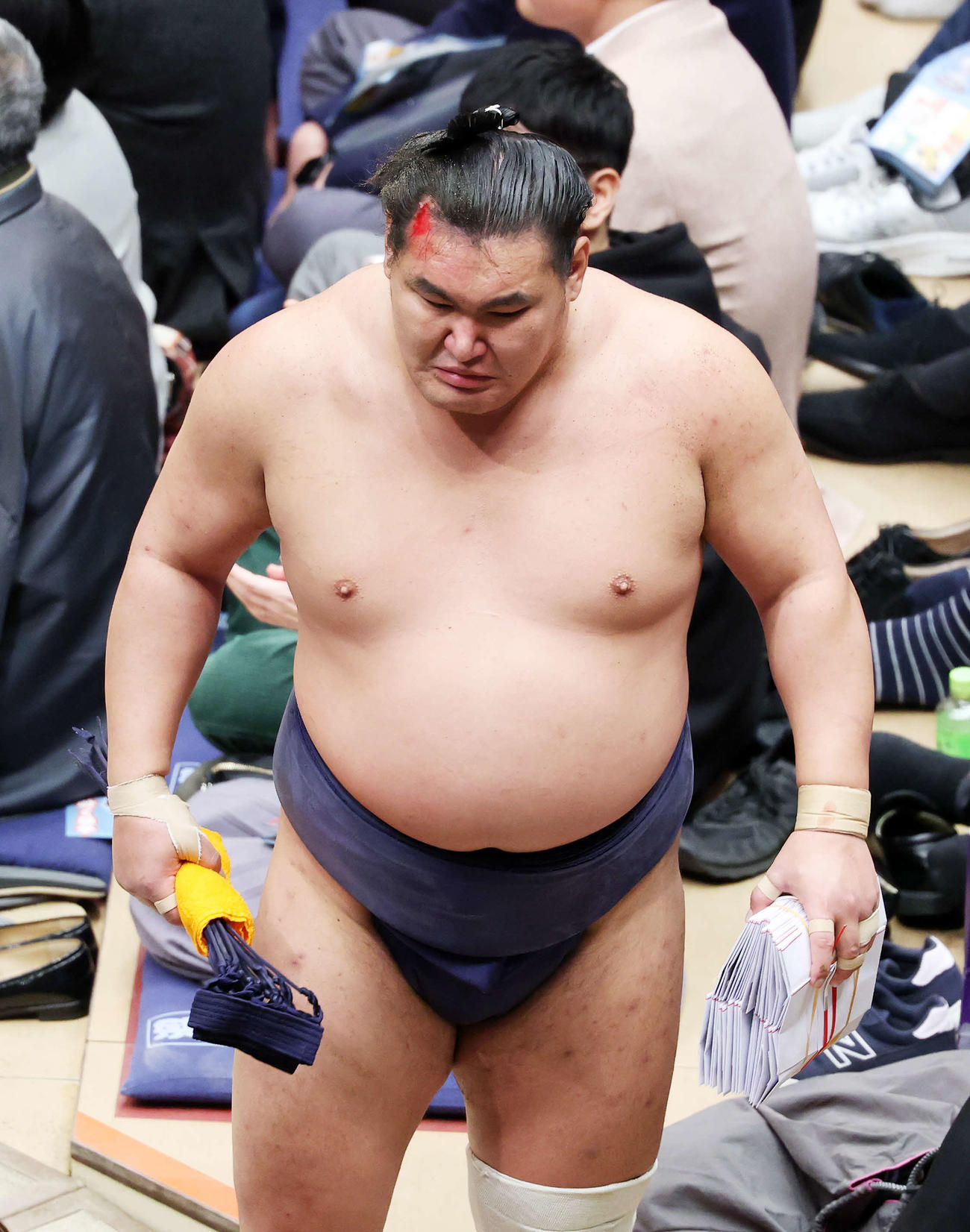 懸賞金の束を手に土俵を引き揚げる豊昇龍（撮影・鈴木正人）