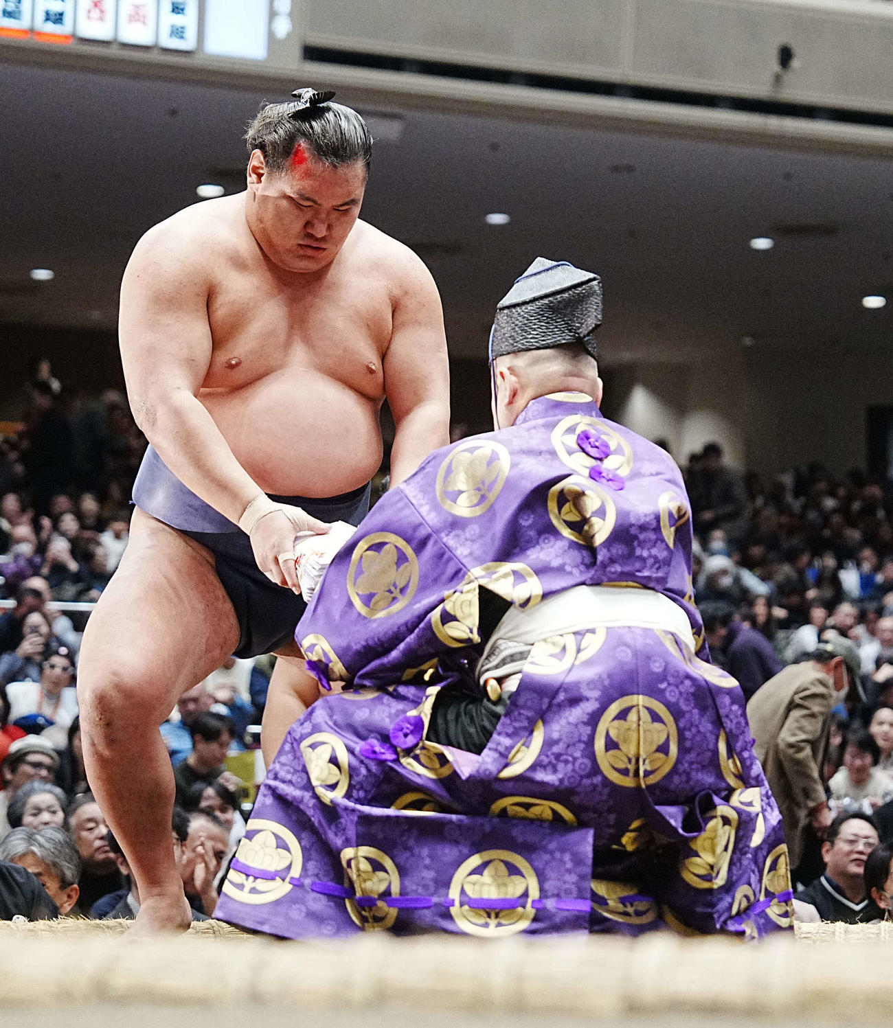 伯乃富士との取り直しの一番を制した豊昇龍は懸賞を受け取る（撮影・小沢裕）