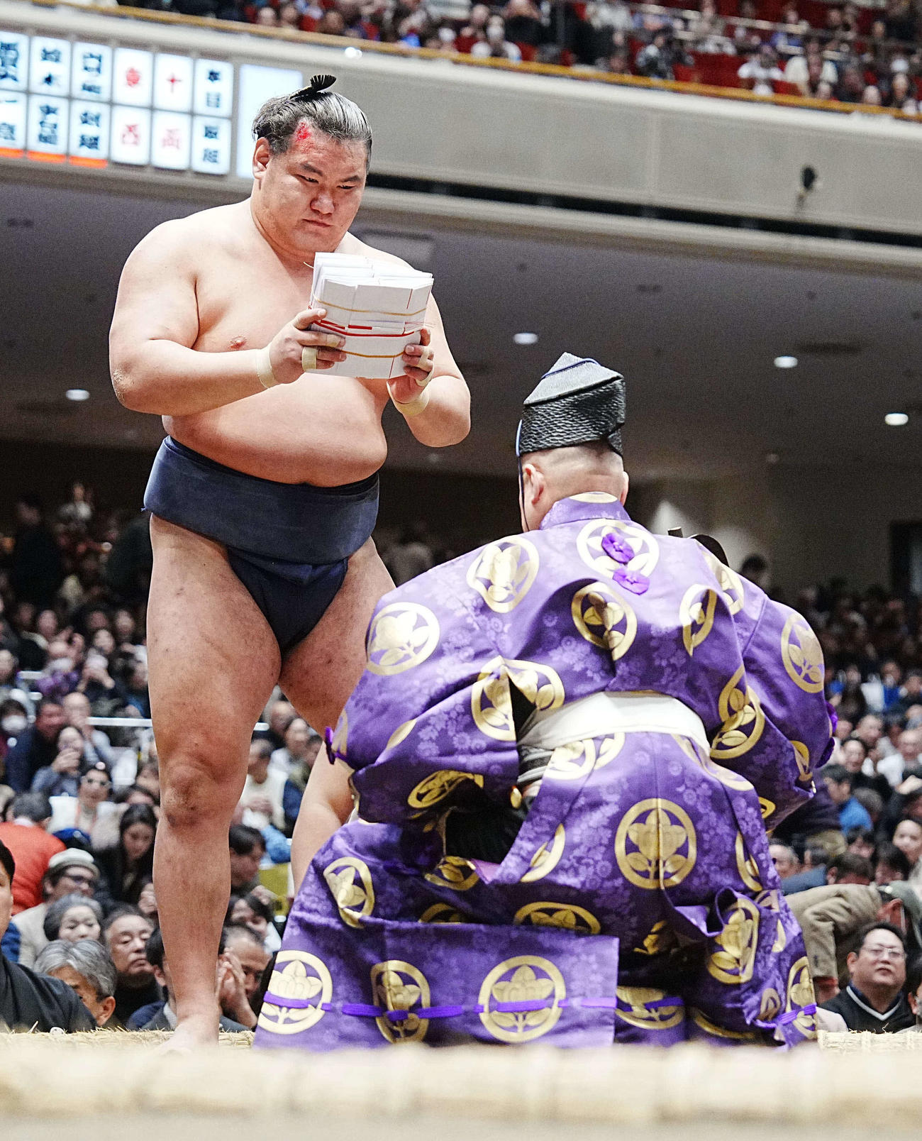 伯乃富士との取り直しの一番を制した豊昇龍は懸賞を受け取る（撮影・小沢裕）