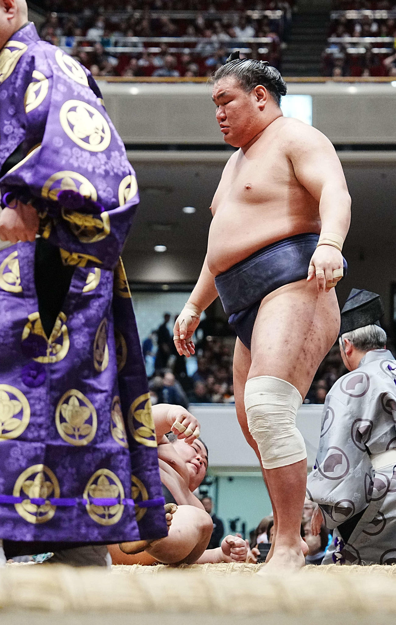 取り直しの一番で伯乃富士（左）を寄り倒しで下した豊昇龍（撮影・小沢裕）