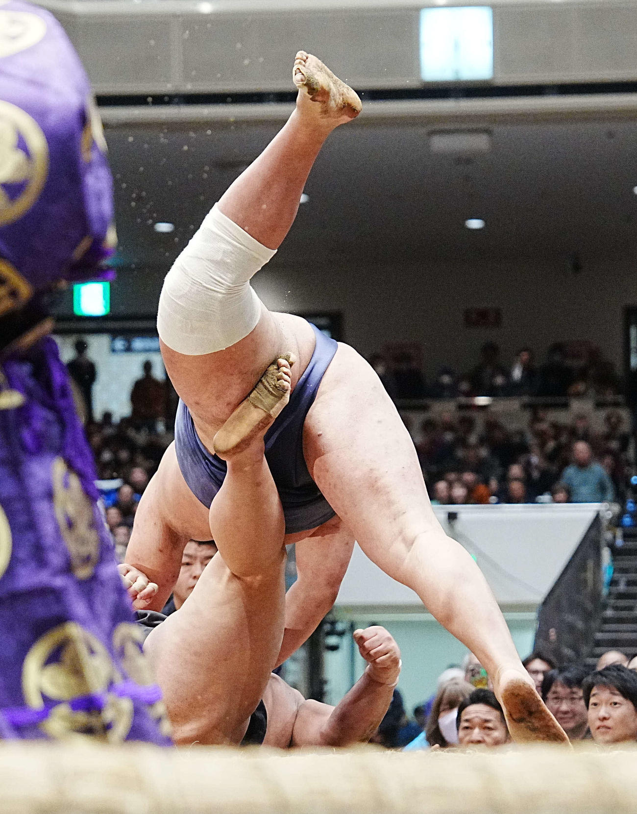 取り直しの一番で伯乃富士（下）を寄り倒しで下した豊昇龍（撮影・小沢裕）