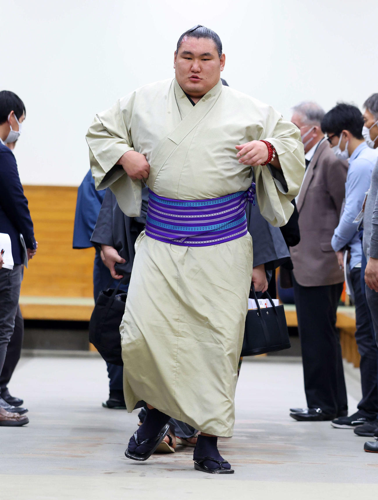 支度部屋を引き揚げる豊昇龍