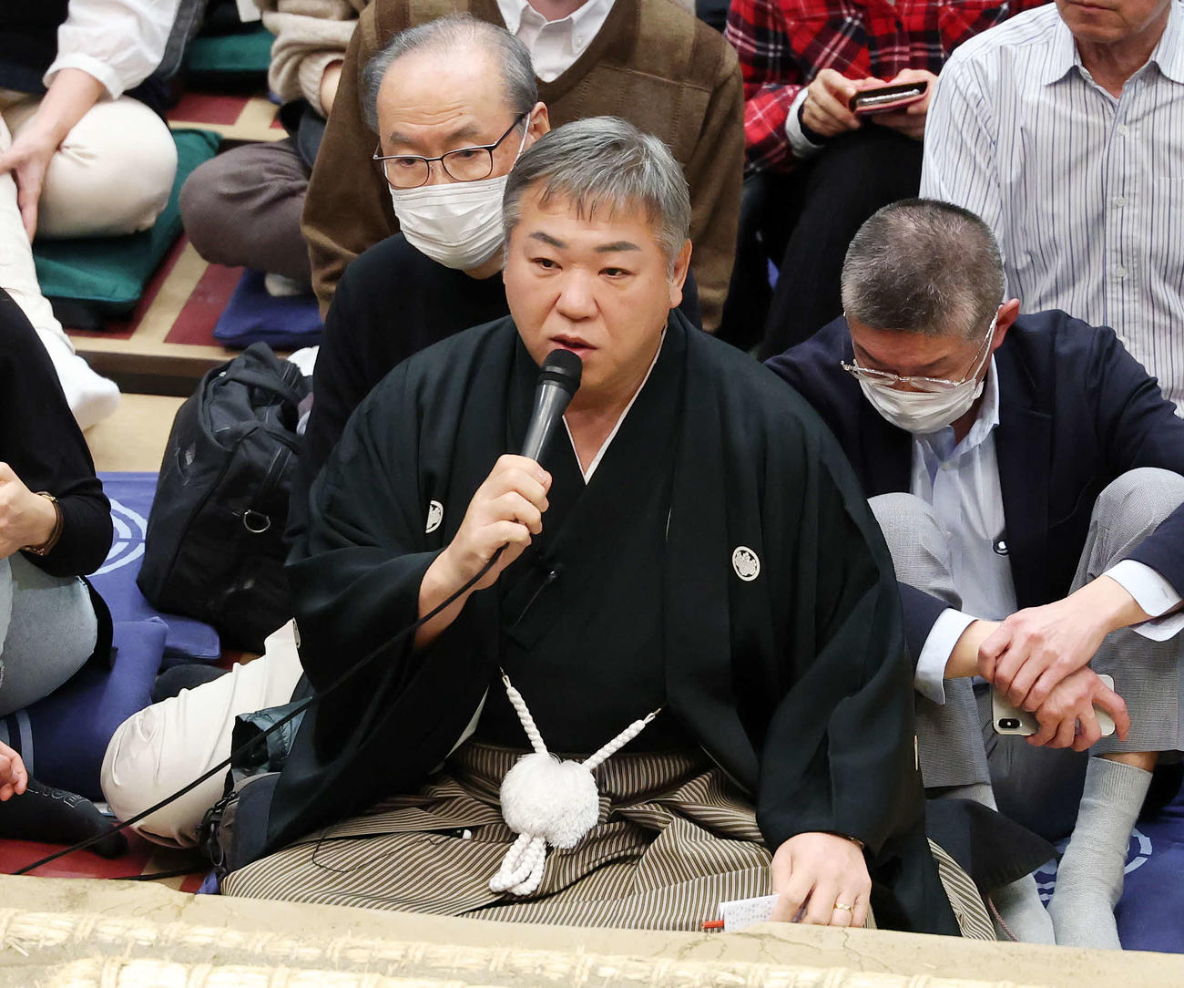 同体取り直しになった豊昇龍と伯乃富士の一番について説明する九重親方（撮影・鈴木正人）