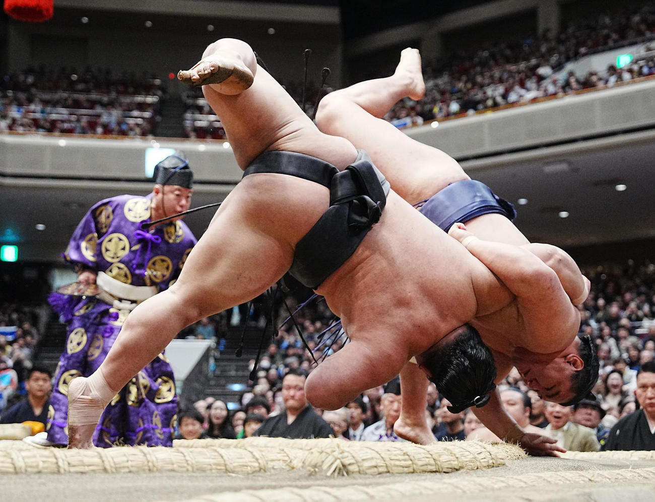 同体取り直しとなった豊昇龍と伯乃富士（手前）の一番。豊昇龍の左手が先に土俵に付いたが、伯乃富士の体がないと判断された（撮影・小沢裕）