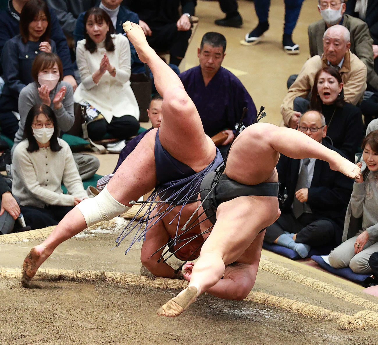 豊昇龍（左）と伯乃富士の一番は物言いが付き同体で取り直しとなる（撮影・中島郁夫）