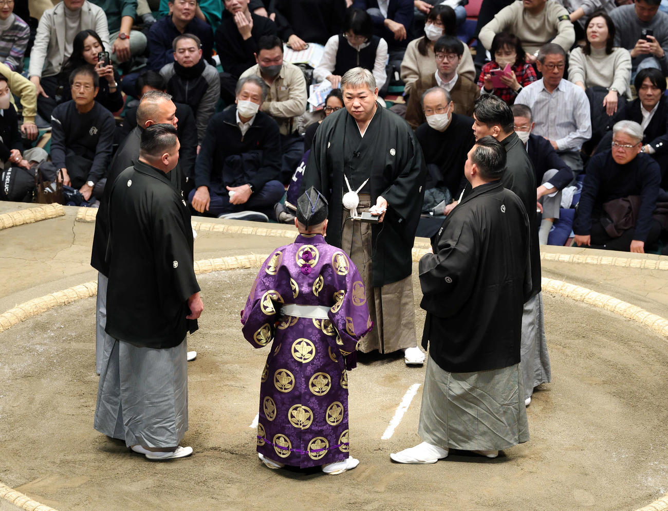 豊昇龍と伯乃富士の一番で物言いが付き協議する審判団（撮影・鈴木正人）