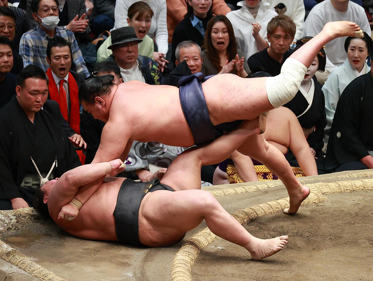 伯乃富士（下）を寄り倒しで破る豊昇龍（撮影・中島郁夫）