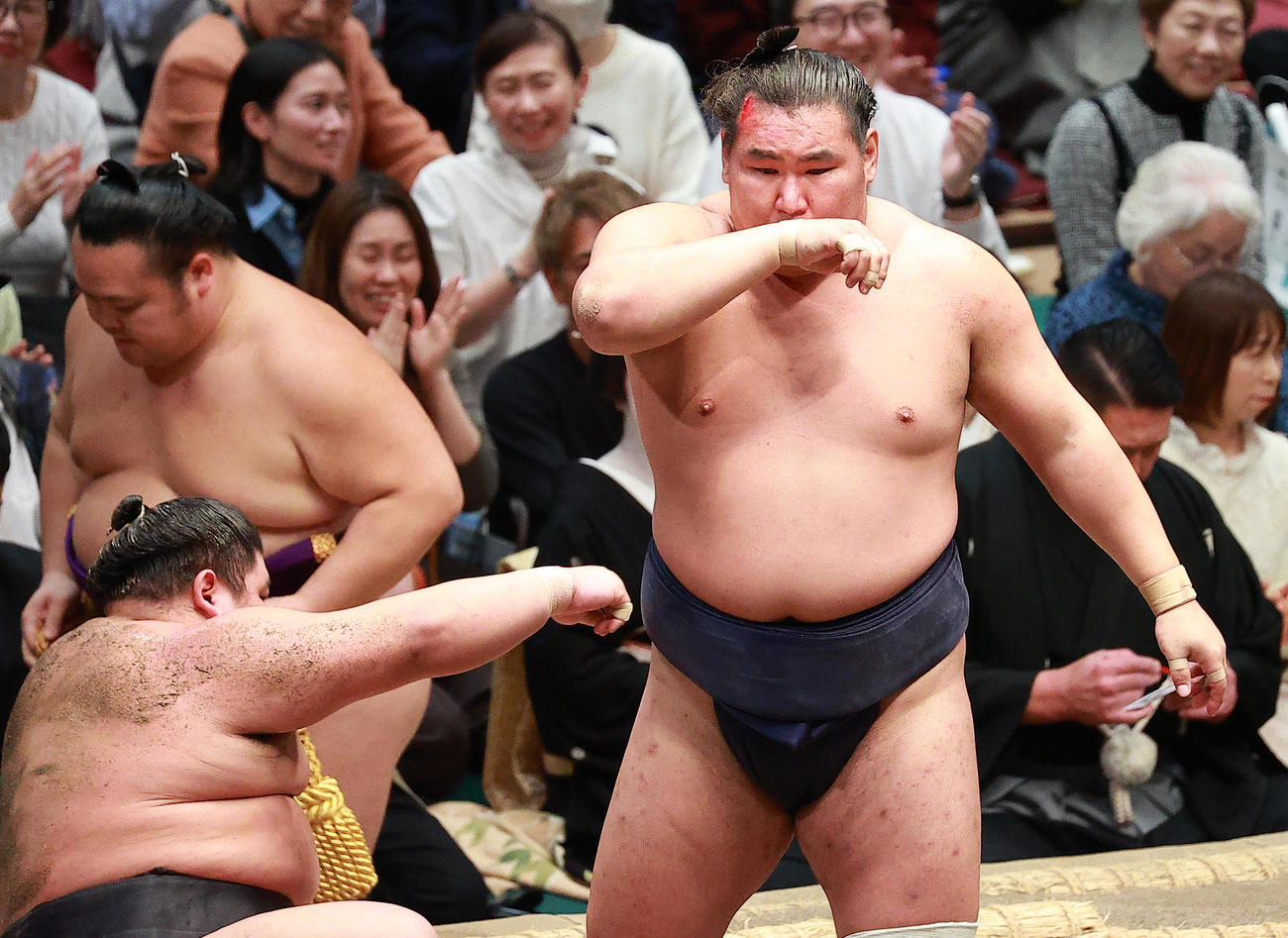 伯乃富士（左下）をを寄り倒した豊昇龍（撮影・中島郁夫）