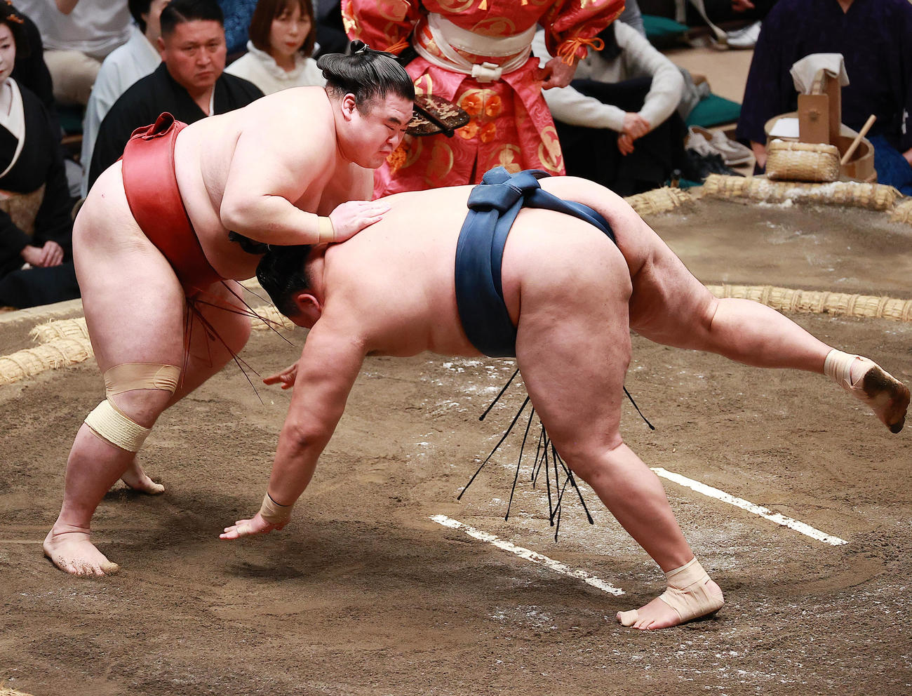 玉鷲（右）をはたき込みで破る隆の勝（撮影・中島郁夫）