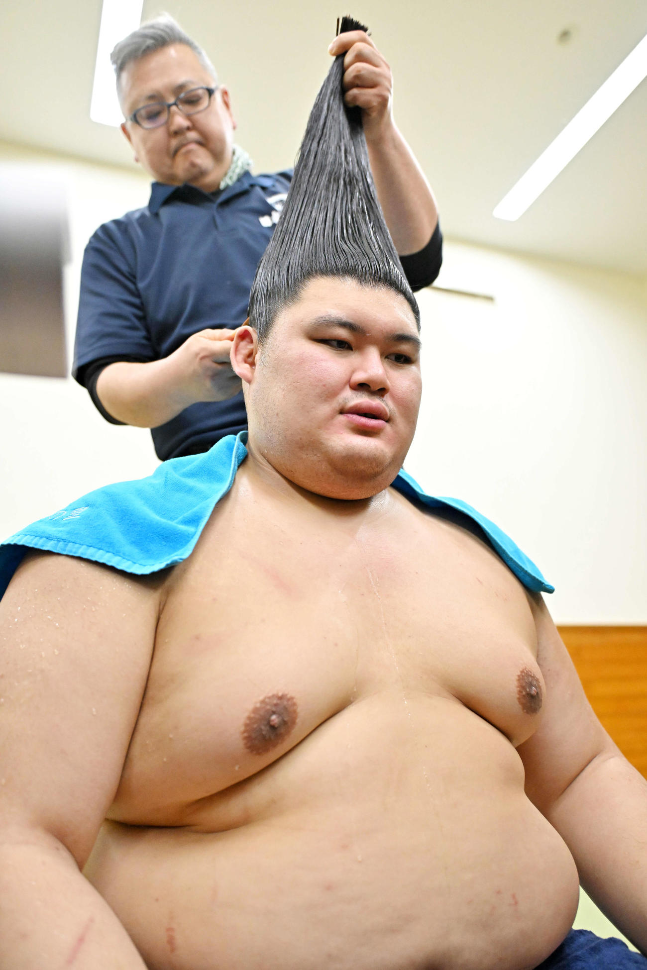 報道陣の質問に答える大の里