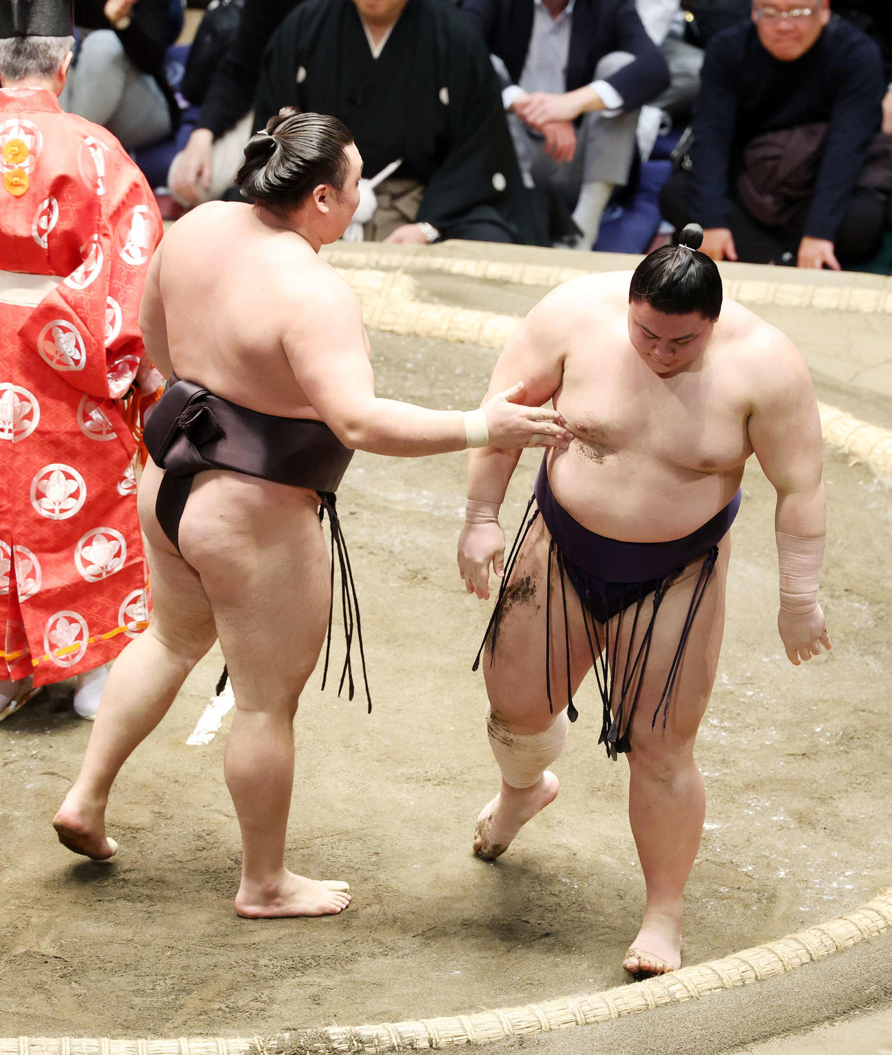 義ノ富士（右）の健闘をたたえる霧島（撮影・鈴木正人）