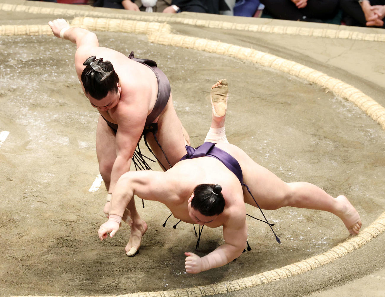 義ノ富士（右）を上手投げで破る霧島（撮影・鈴木正人）