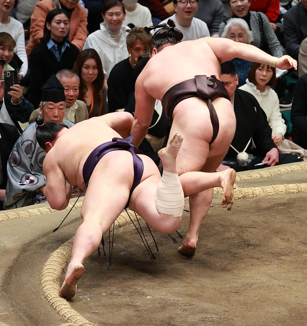 義ノ富士（左）を上手投げで破る霧島（撮影・中島郁夫）