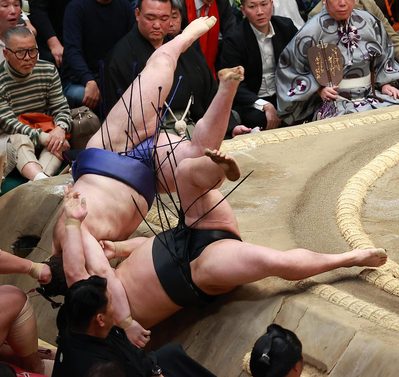 若元春（下）を寄り倒しで破る安青錦（撮影・中島郁夫）