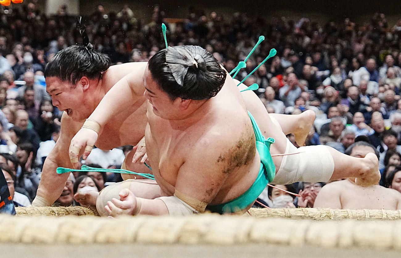 宇良（左）は一山本を押し倒しで破り今場所初白星を飾る（撮影・小沢裕）