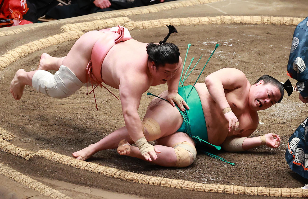 一山本（右）を押し倒しで破る宇良（撮影・中島郁夫）