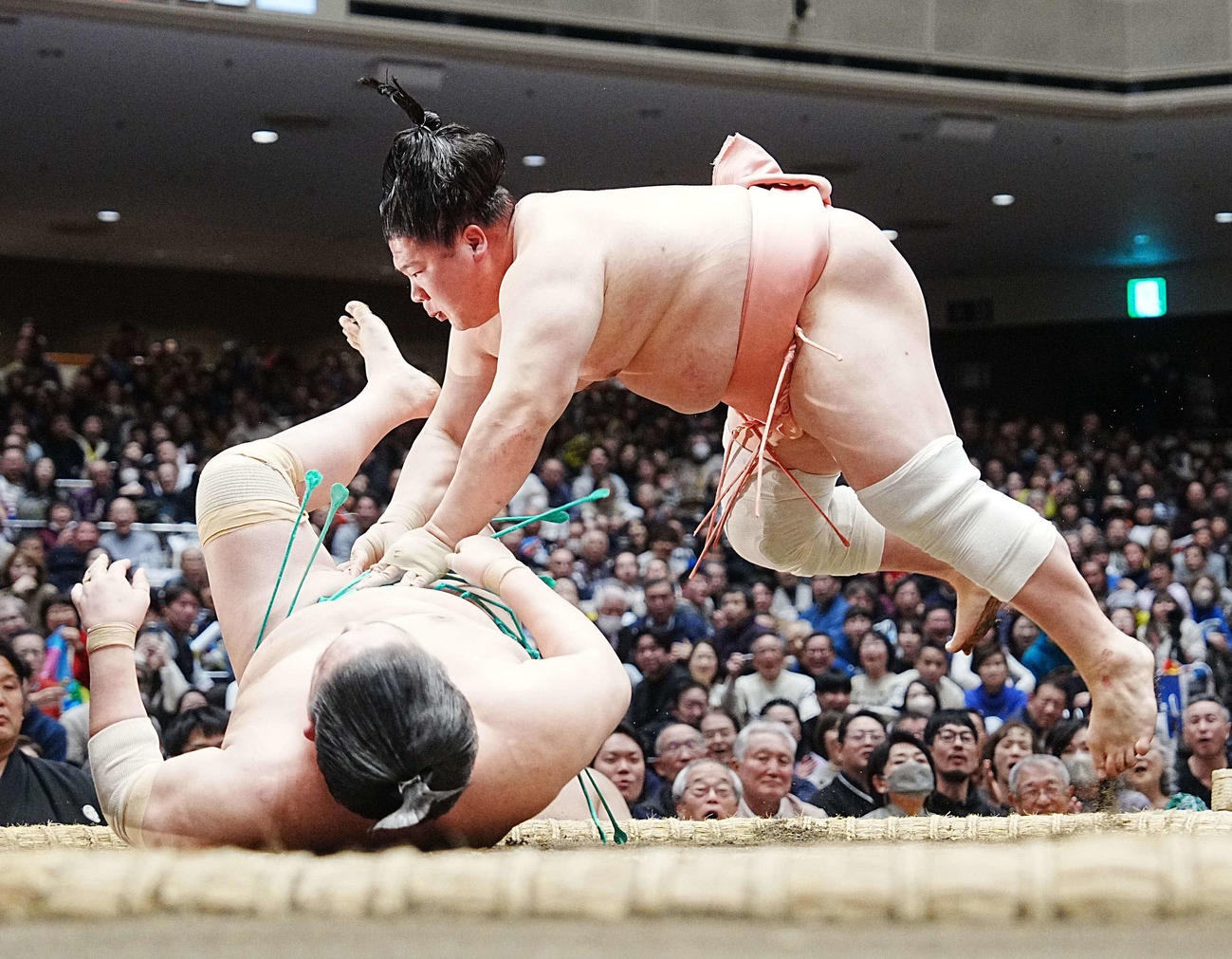 宇良（右）は一山本を押し倒しで破り今場所初白星を飾る（撮影・小沢裕）