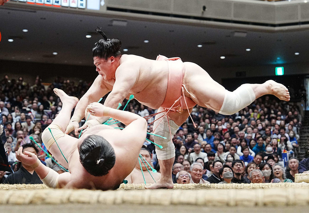 宇良（右）は一山本を押し倒しで破り今場所初白星を飾る（撮影・小沢裕）