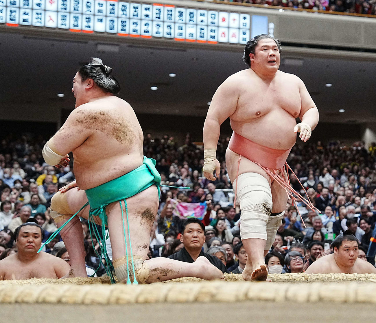 宇良（右）は一山本を押し倒しで破り今場所初白星を飾る（撮影・小沢裕）