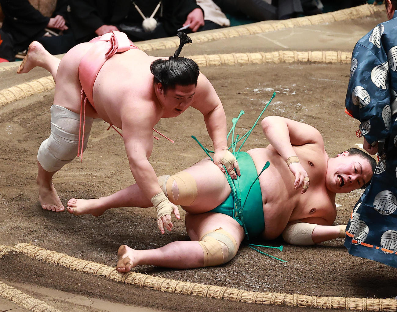 一山本（右）を押し倒しで破る宇良（撮影・中島郁夫）