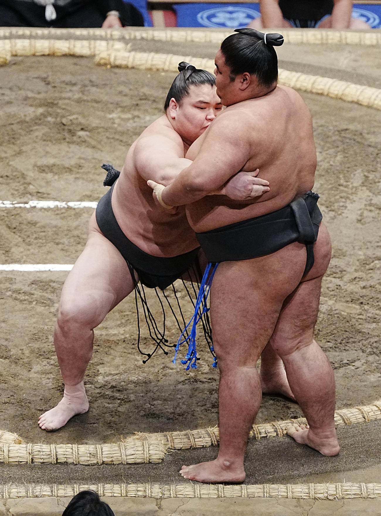 福福丸（右）を寄り切りで破る旭富士（撮影・小沢裕）