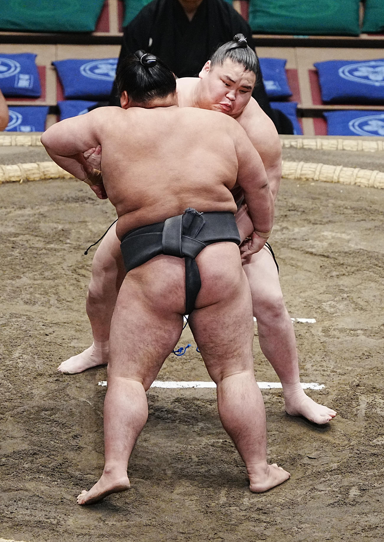 福福丸（手前）を攻める旭富士（撮影・小沢裕）