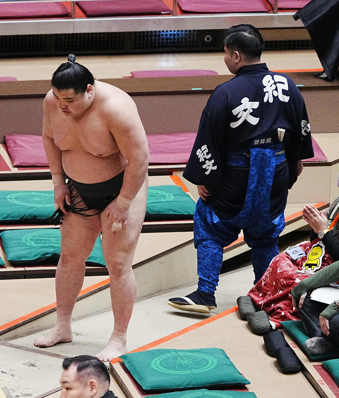 勝ち越しを決め土俵に礼をする旭富士（撮影・小沢裕）