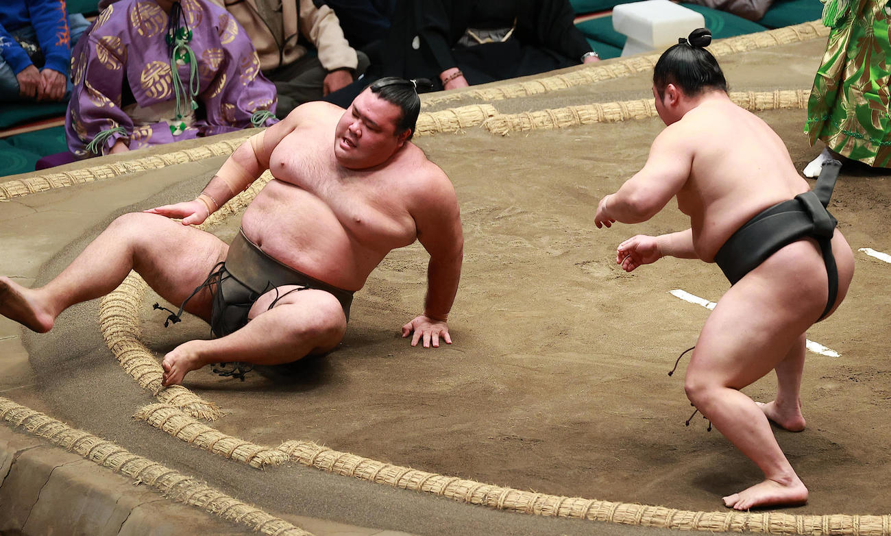 春山（左）を押し倒しで破る炎鵬（撮影・中島郁夫）